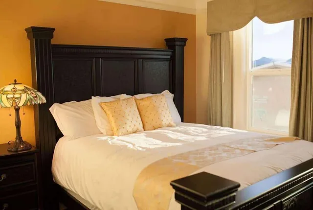 غرفة بسرير كوين، Gilmore Hotel, Trademark Collection by Wyndham 3/3