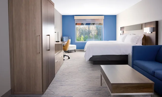 جناح بسرير كينج بغرفة نوم واحدة مع أريكة، Comfort Inn & Suites Morehead 4/7