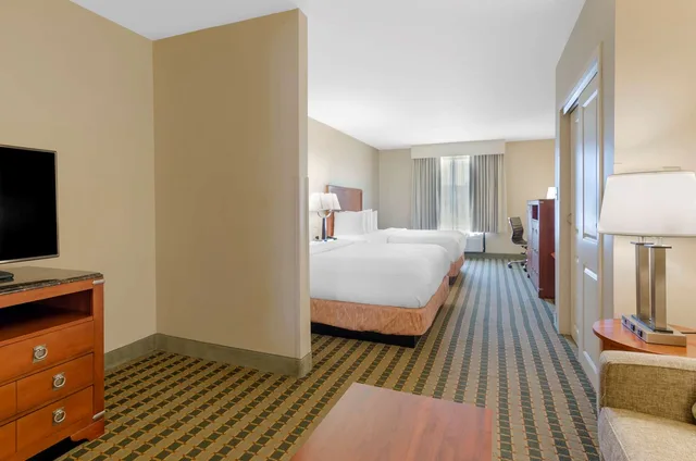 جناح بسريرين كوين مع أريكة، Best Western North Roanoke 5/5