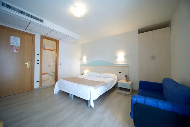 غرفة ثلاثية، Hotel Salus 1/3