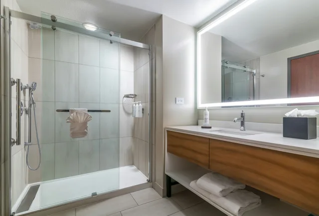 جناح بسرير كينج بشرفة، Embassy Suites by Hilton Albuquerque 4/5