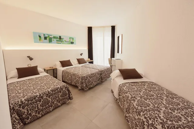 غرفة رباعية، Miami Hotel 2/6