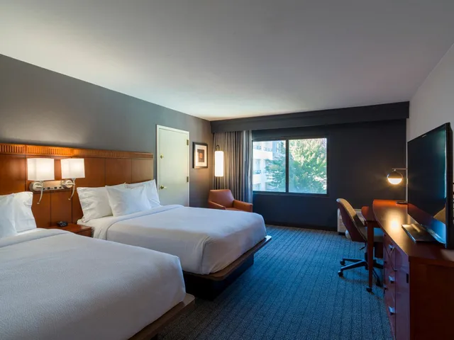 غرفة بسريرين كوين بحوض استحمام لذوي الإعاقة، Courtyard by Marriott Sacramento Airport Natomas 2/6