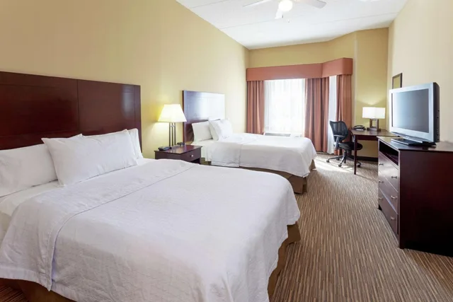 جناح بسريرين كوين بغرفة نوم واحدة مع أريكة، HOMEWOOD SUITE MINNEAPOLIS-ST. LOUIS PARK 1/3