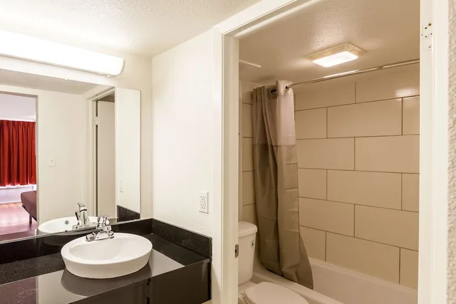 غرفة قياسية بسرير مزدوج للمدخنين، Motel6 Fort Worth, TX - Stockyards 3/4