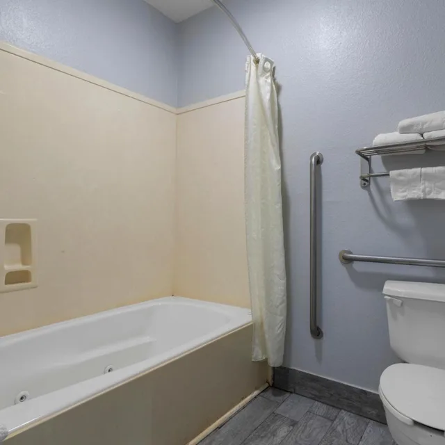 Room, King Bed, Hot Tub, Best Western Magnolia 5/10