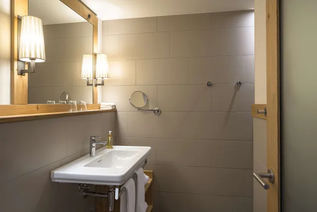غرفة سوبيريور بسرير مزدوج بإطلالة على البحيرة، Frutt Resort 4/4