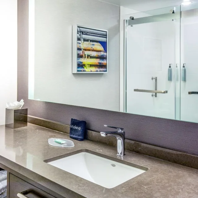 غرفة بسرير كينج مع أريكة بحوض استحمام لذوي الإعاقة، Courtyard by Marriott Boston Billerica Bedford 5/8