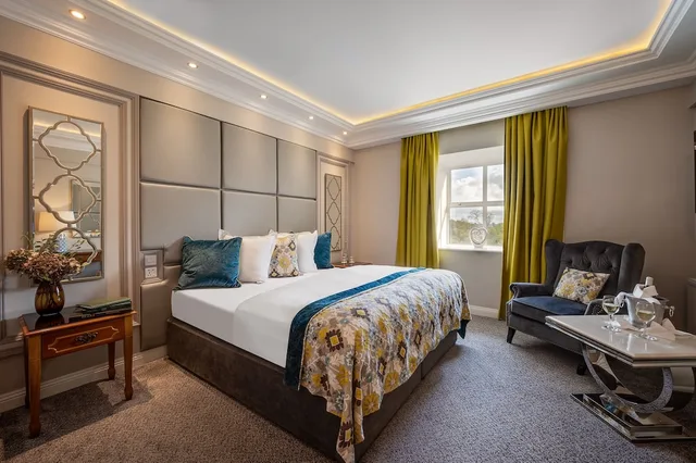 غرفة تنفيذية بسرير كينج، Corks Vienna Woods Hotel and Villas 2/7