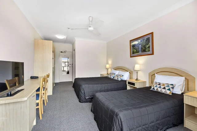 غرفة بسرير كوين وسريرين منفصلين، Comfort Inn Centrepoint 1/5