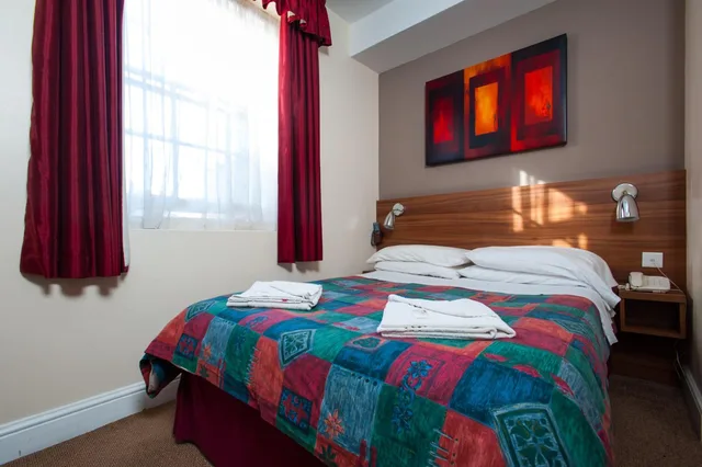 غرفة بسرير مزدوج، The Dover Hotel 3/9