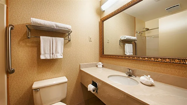 جناح بسرير كينج مع أريكة، Best Western Inn & Suites Ontario 2/2