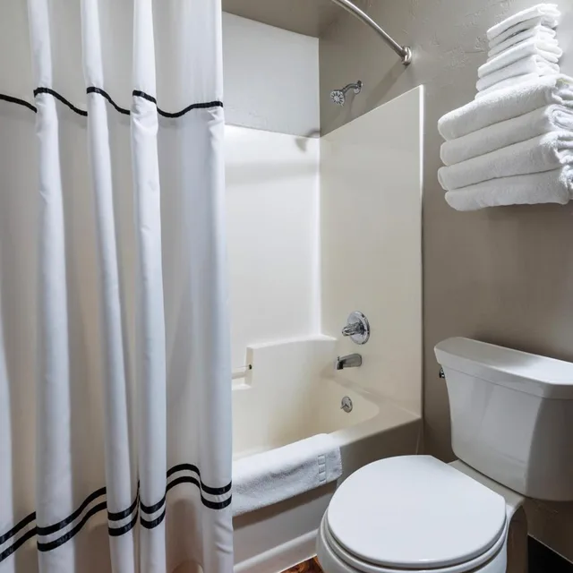 غرفة بسرير كوين، Hotel J Green Bay Formerly Airport Settle Inn 5/8