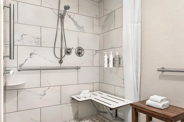 غرفة بسرير كينج بإطلالة على البحر لذوي الإعاقة، Hampton Inn Virginia Beach Oceanfront South 4/8