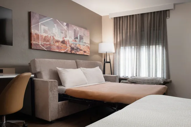 جناح بسرير كينج مع أريكة، Springhill Suites Marriott Little Rock West 4/6