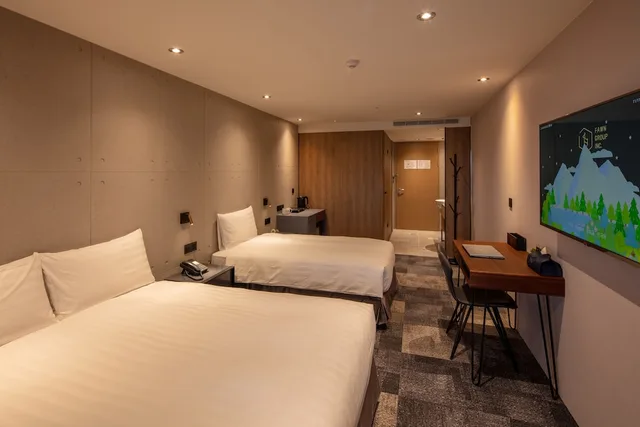 Deluxe, Triple, 1 Double and 1 Single Bed, Roaders Plus Hotel Theme 1/3