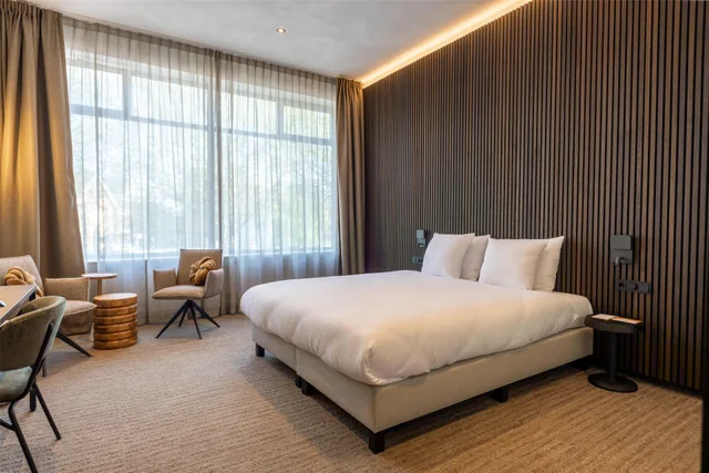 Room, Single, King Bed, Bath and Shower، Flonk Hotel Groningen Centre, Bw Signature Collection 1/2