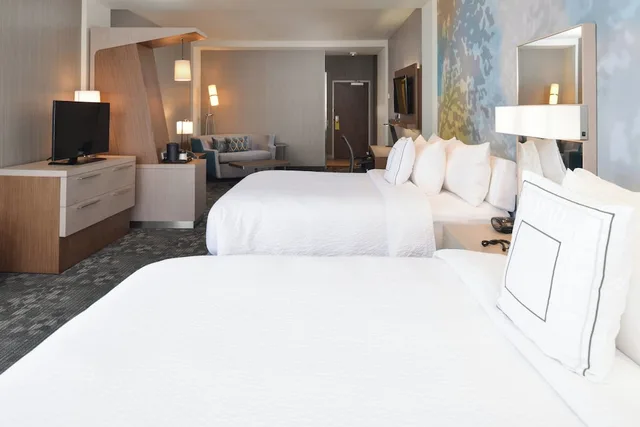 غرفة بسريرين كوين مع أريكة، COURTYARD ST. LOUIS ST. PETERS 6/10