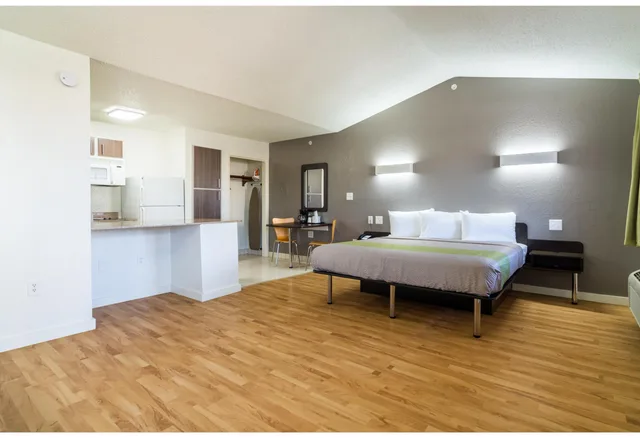 1 King Bed Mobility Accessible Tub, Nsmk، Studio6 Plano, TX - Dallas - Plano Medical Center 2/4