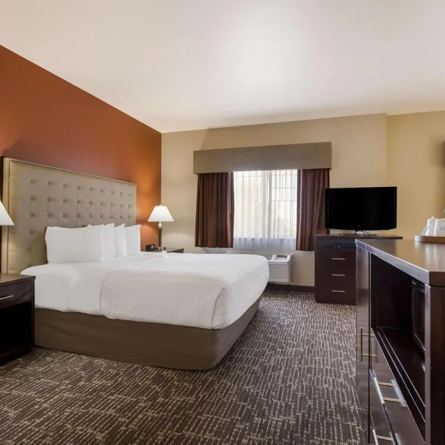 غرفة بسرير كينج مع أريكة، Best Western Northwest Lodge 3/8