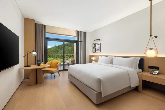 Premium, King Bed, Accessible, voco Wugong Mountain Jiangxi by IHG 1/2