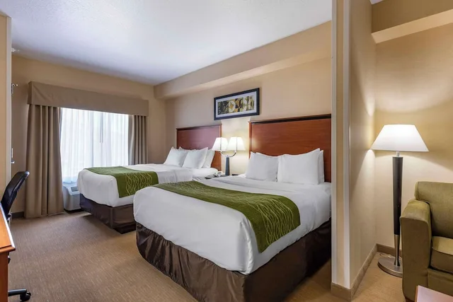 غرفة ديلوكس بسريرين كوين مع أريكة لذوي الإعاقة، Comfort Inn and Suites Gateway to Glacier National Park 1/4