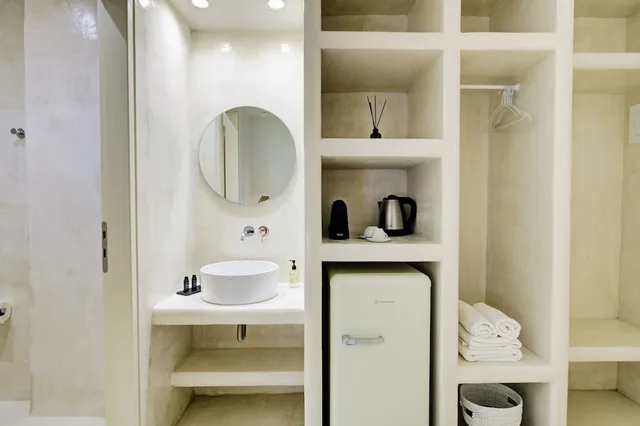 Semi Room, Skylight, Basement, King Bed, Bunk Bed، Kokoon 2/2