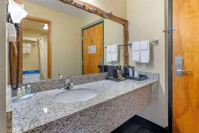غرفة قياسية بسريرين كوين، Quality Inn Ashland Lake Superior 6/6