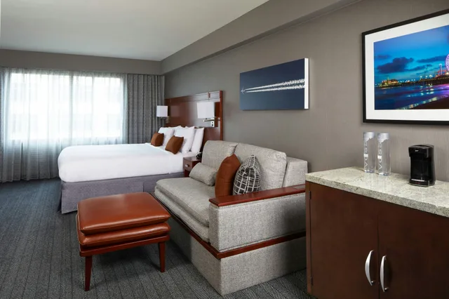 غرفة بسرير كينج، Courtyard By Marriott Los Angeles Lax Century Boulevard 6/8