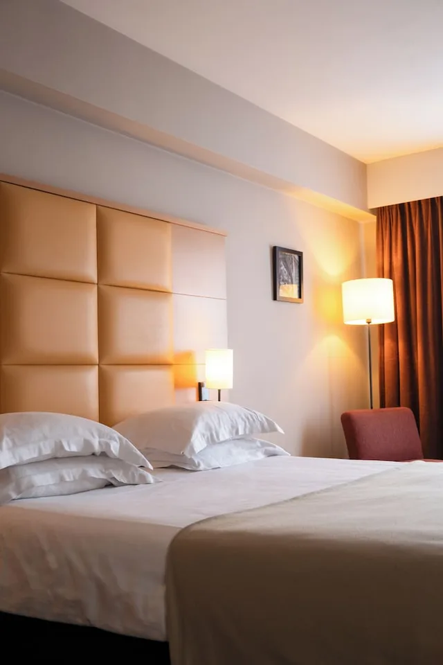 Club, Twin Beds, New Hotel Charlemagne 5/8
