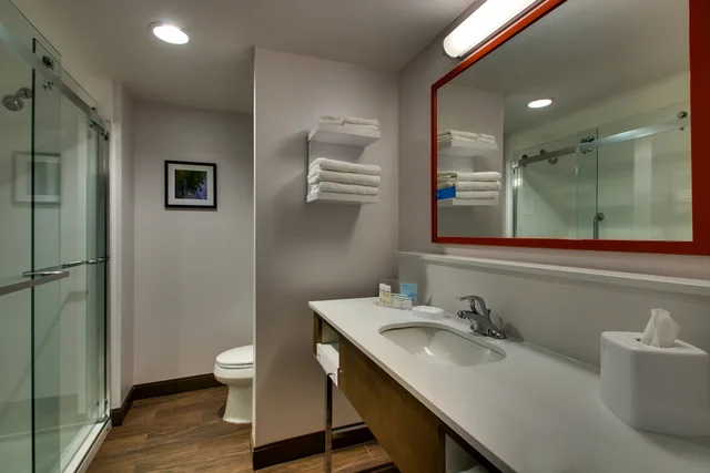 غرفة بسرير كينج مع أريكة، Hampton Inn And Suites Southport 4/4
