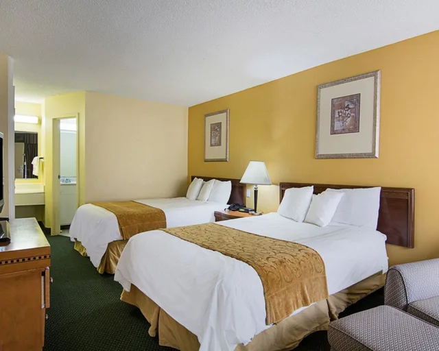 غرفة بسريرين مزدوجين، Days Inn & Suites by Wyndham Williamsburg Colonial 4/10