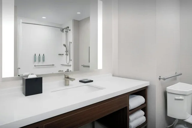 غرفة قياسية بسرير كينج مع أريكة، Courtyard by Marriott Bozeman 7/8