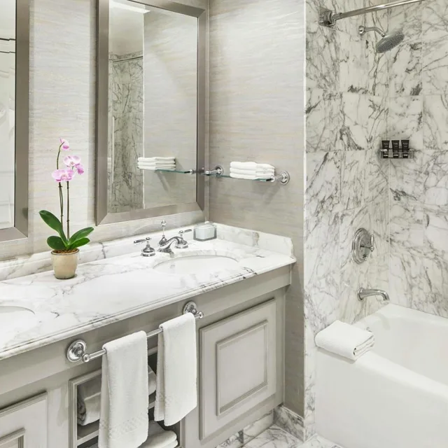 غرفة بسرير كينج بإطلالة على المرسى بشرفة، The Ritz Carlton Sarasota 5/5
