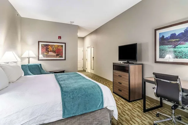 غرفة قياسية بسرير كينج، Riverview Inn & Suites, Ascend Hotel Collection 1/8