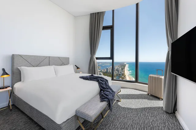 3 Bedrooms, Sky, Penthouse, 3 King Beds, Meriton Suites Surfers Paradise 2/6