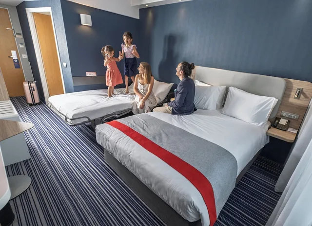 غرفة قياسية بسرير مزدوج مع أريكة، Holiday Inn Express Geneva Airport 4/8