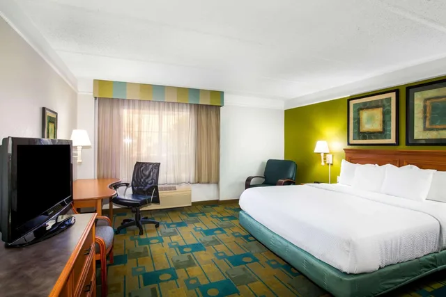 غرفة بسرير كينج بحوض استحمام لذوي الإعاقة، Fairfield by Marriott Inn & Suites Austin West 1/10