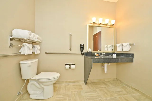 جناح بسريرين كوين بحوض استحمام لذوي الإعاقة، Green Mill Village Hotel & Suites, BW Signature Collection 5/7