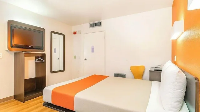 غرفة قياسية بسرير كوين، Motel6 Carlsbad, CA Beach 1/8