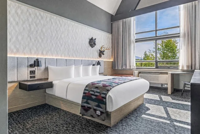 غرفة بسرير كوين، Everwild Canmore - Nordic Spa & Hotel 2/4