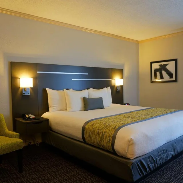 Suite, King Bed, Sofa, Best Western Plus Morristown Conference Center 2/5