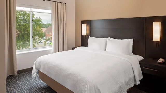 جناح بسرير كينج بغرفة نوم واحدة مع أريكة، Residence Inn by Marriott Detroit Farmington Hills 2/5