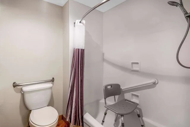 غرفة بسرير مزدوج لذوي الإعاقة، Baymont by Wyndham Meridian 5/5