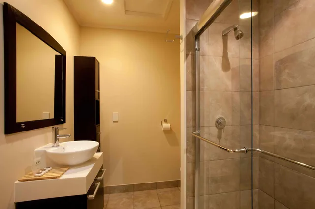 Premium, 1 Queen and 1 Single Bed, Auckland Airport Kiwi Hotel 8/9