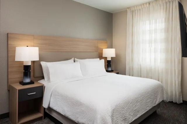جناح بسرير كينج وسرير كوين بغرفتي نوم، Candlewood Suites Miami Doral By IHG 9/12