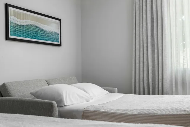 غرفة بسرير كينج مع أريكة، Hampton Inn New Smyrna Beach 3/7