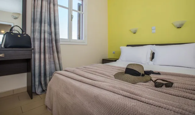 جناح بسرير كوين بإطلالة على البحر مع أريكة، Naxos Palace 2/5