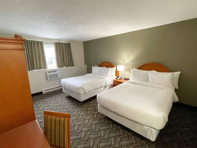 غرفة قياسية بسريرين مزدوجين، Rodeway Inn Sudbury 4/4
