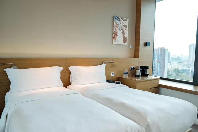 Mint, King Bed، One Farrer Hotel 1/7